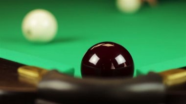 Bilardo topu bir cep içine düşüyor