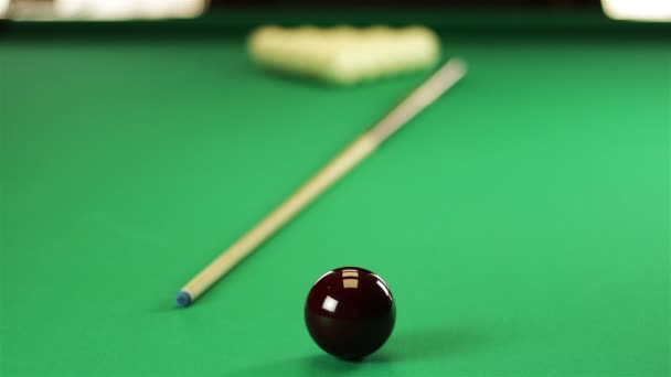 Billiard balls on the table with the cue — Stock Video