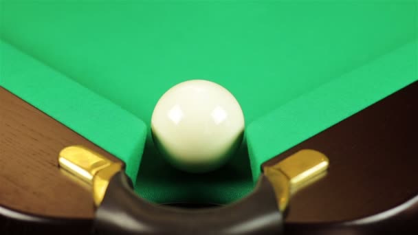 Balle de billard tombe dans une poche — Video