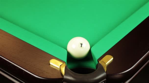 Balle de billard tombe dans une poche — Video