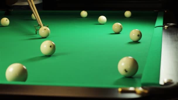 Ung man spelar biljard. Snookerspelare — Stockvideo