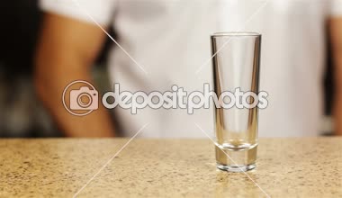 Barmen içine üç fondip bardakları buzlu viski dökme
