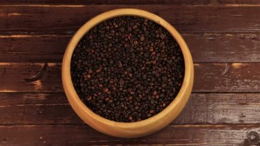 Kahve çekirdekleri ahşap plaka üzerinde kahverengi ahşap masa Kepçe.