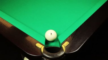 Bilardo topu bir cep içine düşüyor