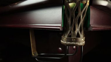 Bilardo topu bir cep içine düşüyor