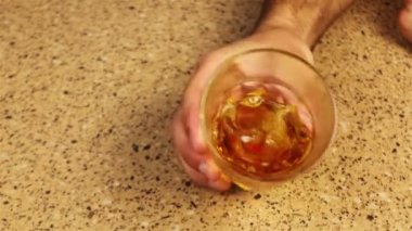 Viski tutan el genç adam. Bir bardakta Bükümsüz viski