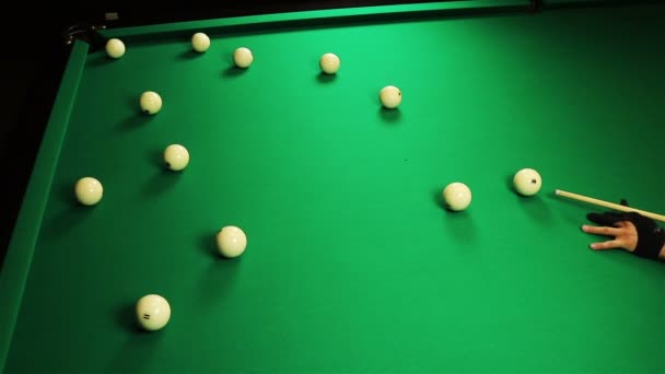 Mladý muž hraje kulečník. Hráč snookeru — Stock video