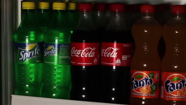 Coca-Cola, Sprite, Fanta i kylskåp. I butiken lampor slås på inför öppning — Stockvideo