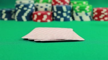 Poker fişleri ve yeşil zemin üzerine dört as