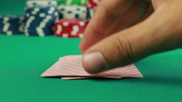 Фишки для покера и два короля на зеленом фоне — стоковое видео