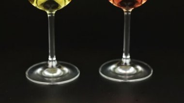 Beyaz ve pembe şarap cam siyah arka plan üzerine