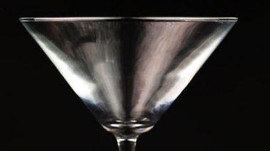 Martini cam siyah arka plan üzerine beyaz kokteyl dökme