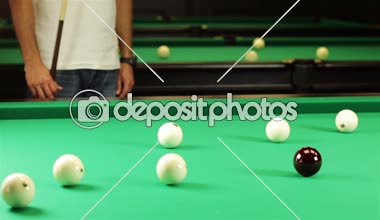 Erkekler oyun Bilardo - genç adam astar için topu üzerinde profesyonel Bilardo masası. Konsantre ve matuf Bilardo oyuncu topu. Bilardo kulüp