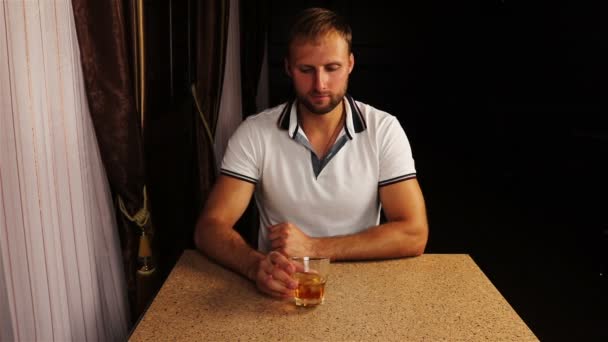 Mladý módní atraktivní muž pít whiskey v kavárně — Stock video