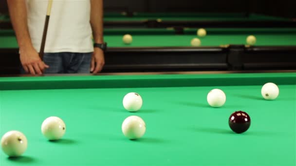 Män spela biljard - Young Man foder till bollen på professionell biljardbord. Billiard player koncentrera och syftar till bollen. Biljardklubb — Stockvideo