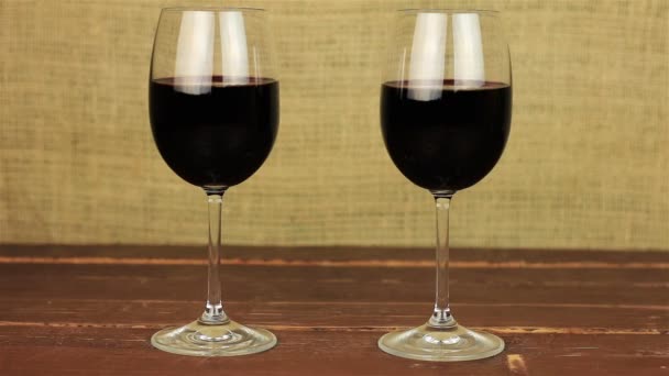 Giovane che beve vino rosso sul tavolo di legno — Video Stock