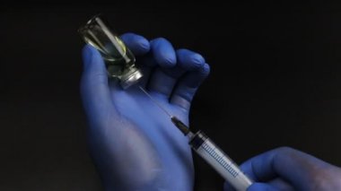 Şırınga iğne cam ampul cam şişe ve dolgu şırıngadan kauçuk tıpa siyah arka plan üzerine deler.