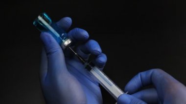 Şırınga iğne cam ampul cam şişe ve dolgu şırıngadan kauçuk tıpa siyah arka plan üzerine deler.