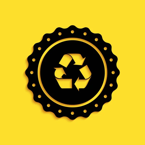 黄色の背景に隔離された黒のリサイクルシンボルラベルアイコン 環境リサイクルのシンボル 長い影のスタイル ベクトル — ストックベクタ