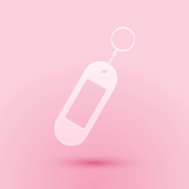Kağıt kesiği anahtarlık simgesi pembe arka planda izole edilmiş. Anahtarlık olarak yüzük ve zincir olan boş dikdörtgen anahtarlık. Kağıt sanatı tarzı. Vektör.
