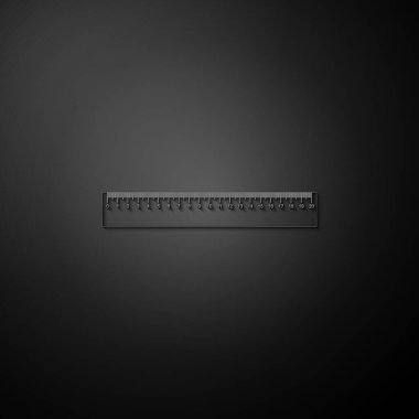 Gümüş cetvel simgesi siyah arkaplanda izole edildi. Düz sembol. Uzun gölge tarzı. Vektör.