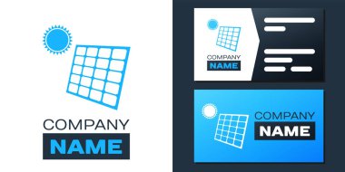 Logotype Güneş enerjisi paneli ve beyaz arka planda izole edilmiş güneş ikonu. Logo tasarım şablonu elemanı. Vektör.