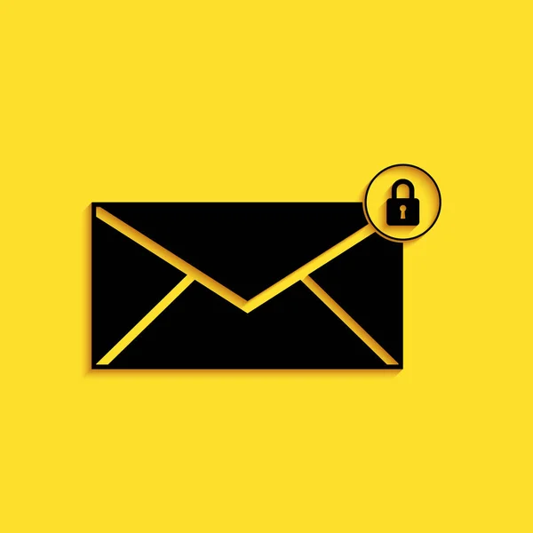 ブラックメールメッセージは黄色の背景に隔離されたパスワードアイコンをロックします 南京錠で封筒を 個人的なメールとセキュリティ 安全性 プライバシー 長い影のスタイル ベクトル — ストックベクタ