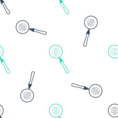 Küre simgesine sahip yeşil büyüteç beyaz arka planda izole edilmiş pürüzsüz desen. Dünyayı analiz ediyorum. Küresel arama işareti. Vektör.