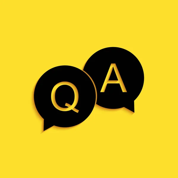 黒い質問と回答のマークは 黄色の背景に隔離された音声バブルアイコンです Qと記号 よくある質問だ ファイルをコピーし 音声バブルをチャット 長い影のスタイル ベクトル — ストックベクタ