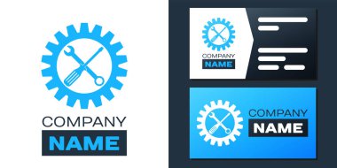 Logotype Bakım sembolü - tornavida, anahtar ve dişli simgesi beyaz arka planda izole edilmiş. Servis aracı sembolü. Simge ayarlanıyor. Logo tasarım şablonu elemanı. Vektör.