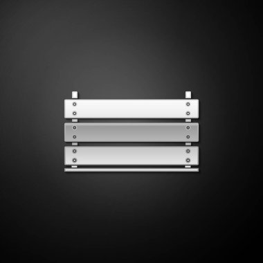 Siyah arkaplanda izole edilmiş gümüş tahta kutu simgesi. Market sepeti, depo sandığı. Sebzeler ve ürünler için boş ahşap kap. Uzun gölge tarzı. Vektör.