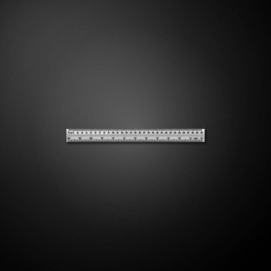 Gümüş cetvel simgesi siyah arkaplanda izole edildi. Düz sembol. Uzun gölge tarzı. Vektör.