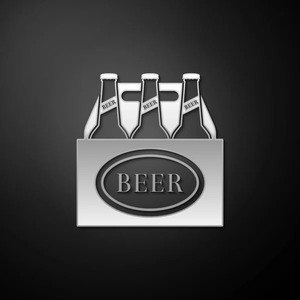 黒の背景に孤立したビールボトルのアイコンの銀パック ビール箱の看板を作成します 長い影のスタイル ベクトル — ストックベクタ