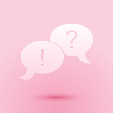 Kağıt kesiği konuşma baloncukları. Pembe arka planda Soru ve Ünlem işaretleri simgesi var. SSS işareti. Dosyaları kopyala, sohbet baloncuğu. Kağıt sanatı tarzı. Vektör.