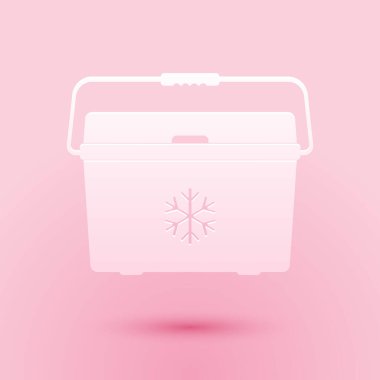 Kağıtla kesilmiş soğutma poşeti simgesi pembe arka planda izole edilmiş. Taşınabilir dondurucu çantası. El bilgisayarı buzdolabı. Kağıt sanatı tarzı. Vektör.
