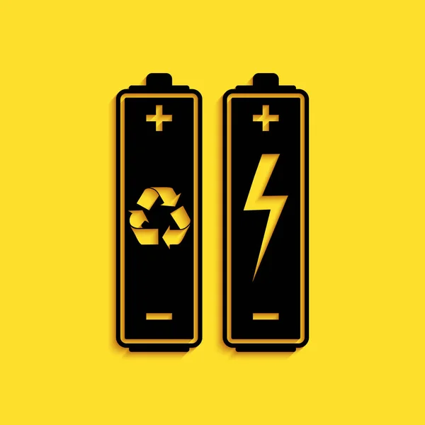 黑色电池与回收符号 可再生能源概念图标隔离在黄色背景 长影子风格 — 图库矢量图片