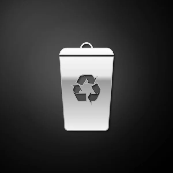 黒の背景に隔離されたリサイクルシンボルアイコンとシルバーごみ箱 ゴミはアイコンになる ゴミのゴミ箱の看板 リサイクルバスケットのサイン 長い影のスタイル ベクトル — ストックベクタ