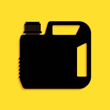 Sarı arka planda izole edilmiş motor makine yağı ikonu için siyah plastik kutu. Benzin bidonu. Yağ değiştirme ve onarım servisi. Motor yağı işareti. Uzun gölge tarzı. Vektör.