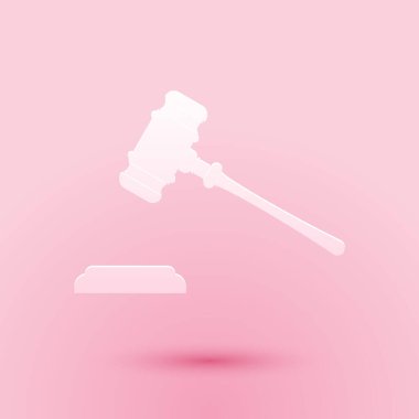 Kağıt kesiği Yargıç Tokmak ikonu pembe arka planda izole edilmiş. Gavel ceza ve yasa tasarıları için, mahkeme, adalet, duruşuyla. Açık arttırma çekici. Kağıt sanatı tarzı. Vektör.