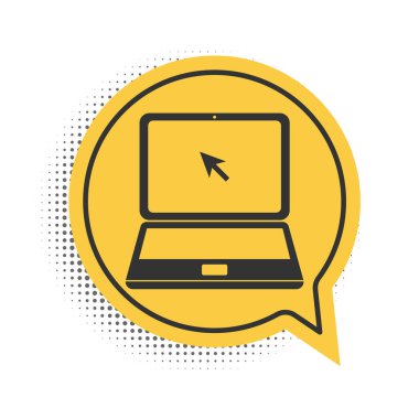 Beyaz arkaplanda imleç simgesine sahip siyah dizüstü bilgisayar. Sarı konuşma balonu sembolü. Vektör.