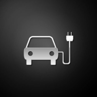 Gümüş elektrikli araba ve elektrik kablosu şarj ikonu siyah arka planda izole edildi. Elektrikli araba şarj tabelası. Yenilenebilir ekolojik teknolojiler. Uzun gölge tarzı. Vektör.