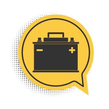 Siyah araba akü ikonu beyaz arka planda izole edildi. Akümülatör bataryası enerji ve elektrik akümülatörü bataryası. Sarı konuşma balonu sembolü. Vektör.