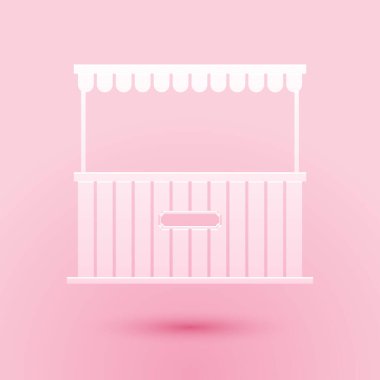 Kağıt kesiği sokak tezgahı, tente ve ahşap askı ikonu pembe arka planda. Ahşap göğüslü bir büfe. Kağıt sanatı tarzı. Vektör.