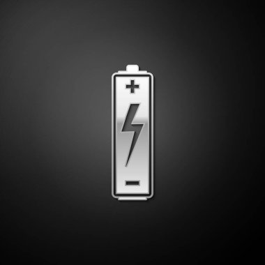 Gümüş Batarya simgesi siyah arkaplanda izole edildi. Şimşek sembolü. Uzun gölge tarzı. Vektör.
