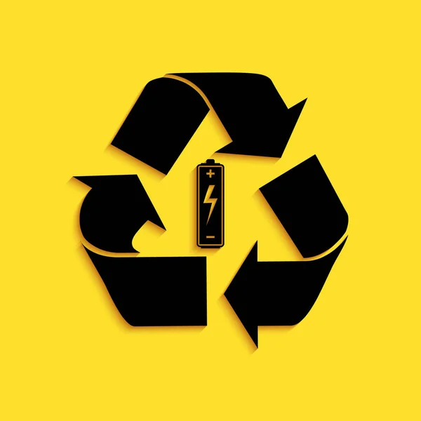 黄色の背景に隔離されたリサイクルシンボルアイコンとブラックバッテリー リサイクルシンボル付きバッテリー 再生可能エネルギーの概念 長い影のスタイル ベクトル — ストックベクタ