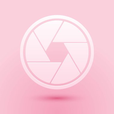 Kağıt kesiği kamera deklanşör simgesi pembe arkaplanda izole edildi. Kağıt sanatı tarzı. Vektör.