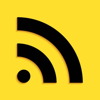 Sarı arkaplanda siyah RSS simgesi izole edildi. Radyo sinyali. RSS besleme sembolü. Uzun gölge tarzı. Vektör.