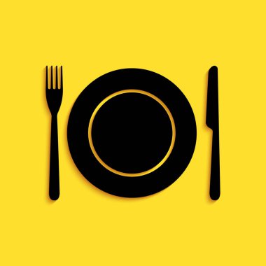 Sarı arka planda siyah tabak, çatal ve bıçak ikonu var. Çatal bıçak sembolü. Restoran tabelası. Uzun gölge tarzı. Vektör.