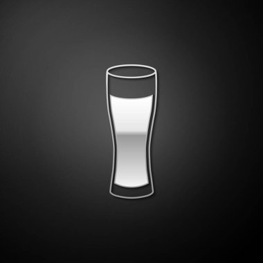 Siyah arka planda izole edilmiş gümüş bardak bira ikonu. Uzun gölge tarzı. Vektör.