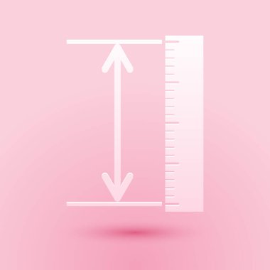 Kağıt kesiği Pembe arka planda izole edilmiş boy ve uzunluk simgesi. Cetvel, düzlük, ölçek sembolü. Geometrik aletler. Kağıt sanatı tarzı. Vektör.